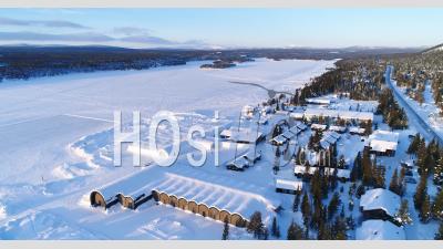 Vue Aérienne Montre La Zone Boisée Entourant Un Hôtel De Glace à Kiruna, En Suède - Vidéo Par Drone