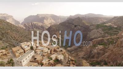Vue Aérienne Montre Une Ville Nichée Dans Une Région Montagneuse De Wadi Shab, Oman - Vidéo Par Drone