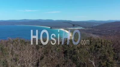2020 - D'une Forêt à Disaster Bay Lookout Au Parc National Ben Boyd En Nouvelle-Galles Du Sud, Australie - Vidéo Par Drone
