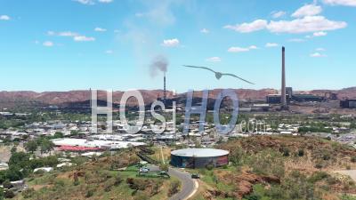 2020 - Vue Aérienne Du Trafic Près Des Cheminées D'un Centre Industriel à Mount Isa, Australie - Vidéo Par Drone