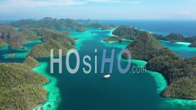 2020 - Vue Aérienne D'un Bateau Naviguant Entre Les îles Wayag, Raja Ampat, Indonésie - Vidéo Par Drone