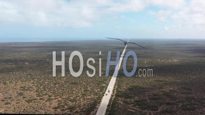 2020 - Vue Aérienne De Voitures Conduisant Vers La Grande Baie Australienne En Australie-Méridionale - Vidéo Par Drone