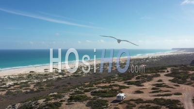 2020 - Vue Aérienne D'un Camping-Car Stationné Au Bord De La Grande Baie Australienne En Australie-Méridionale - Vidéo Par Drone