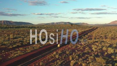2021 - Vue Aérienne D'un Train De Charbon Traversant Tom Price, Australie - Vidéo Par Drone
