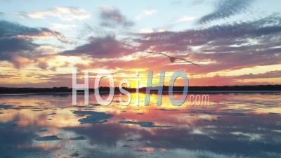 2020 - Le Soleil Se Couche Sur Le Lac Pink à Esperance, Australie - Vidéo Par Drone