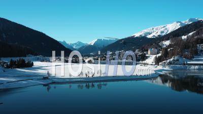 2022 - Vue Aérienne à L'approche De Snowy Davos, Suisse Au-Dessus D'un Lac - Vidéo Par Drone