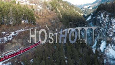 2022 - Vue Aérienne D'un Train Passant Le Long Du Viaduc De Landwasser En Suisse - Vidéo Par Drone
