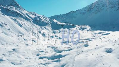 2022 - Vue Aérienne D'une Voiture Roulant Sur Une Autoroute Enneigée De Davos à Saint-Moritz, Suisse - Vidéo Par Drone