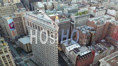 Une Vue Aérienne Montre Le Flatiron Building Et Son Paysage Urbain Environnant à New York City, New York - Vidéo Par Drone