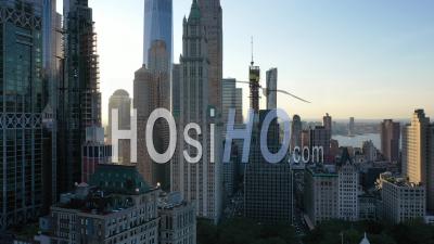 Une Vue Aérienne Montre Une Approche De L'édifice Woolworth Au Coucher Du Soleil à New York City, New York - Vidéo Par Drone
