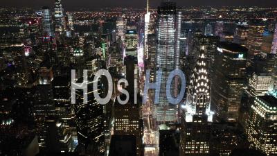 Une Vue Aérienne Montre L'horizon De La 42e Rue à New York, New York La Nuit, Mettant En évidence Le Chrysler Building - Vidéo Par Drone