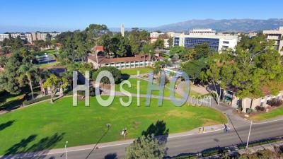 Vue Aérienne De L'université De Californie Santa Barbara Ucsb College Campus, Avec Storke Tower Distant Et Bâtiments De Recherche - Vidéo Par Drone
