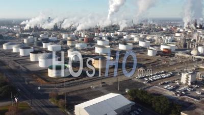 2020 - Une Vue Aérienne Au-Dessus D'une énorme Raffinerie De Pétrole Le Long Du Fleuve Mississippi En Louisiane Suggère L'industrie, L'industrie, La Pollution - Vidéo Par Drone