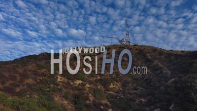 2020 - Vue Aérienne En Mouvement Du Panneau Hollywood à Los Angeles, Californie - Vidéo Par Drone