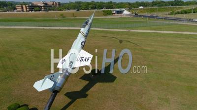 2021 - Un Avion De Chasse Affiché à L'avant Du Musée National De L'armée De L'air Des États-Unis à Dayton, Ohio - Vidéo Par Drone