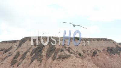  Personne Assise Près Du Bord Du Canyon, Les Badlands, Dakota Du Sud, États-Unis - Vidéo Par Drone