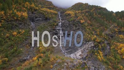  Cascade Dans Les Montagnes En Automne (vallon De L'onde, En Bordure Du Parc National Des écrins) Hautes-Alpes, Vidéo Par Drone