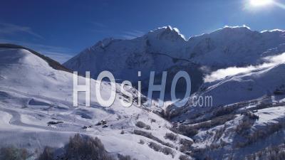  Le Chazelet, Village De Montagne, Face Au Massif De La Meije (parc National Des Écrins), Dans Les Hautes-Alpes En Hiver, Vidéo Par Drone