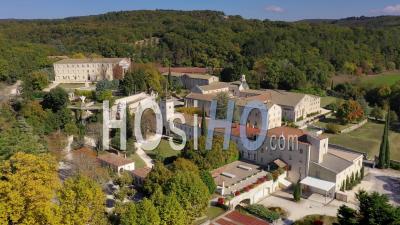 Abbaye Notre Dame D'aiguebelle, Montjoyer, Drôme, France - Vidéo Par Drone