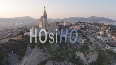 Basilique Notre-Dame-De-La-Garde Au Lever Du Soleil, Marseille, Bouches-Du-Rhône, France - Vidéo Par Drone