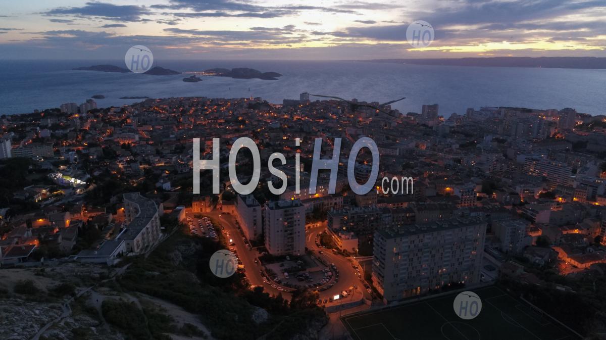 Basilique Notre-Dame-De-La-Garde De Nuit, Marseille, Bouches-Du-Rhône, France - Photographie Aérienne