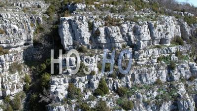 Le Col De Bleine, Et La Grotte Vers Le Village De Thorenc, Alpes-Maritimes, France - Vidéo Par Drone