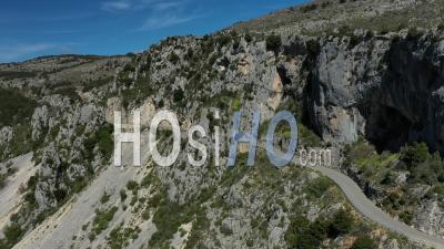 Route Sinueuse Dans Les Gorges Du Loup, Vers Le Village De Gréolières, Alpes-Maritimes, France - Vidéo Par Drone