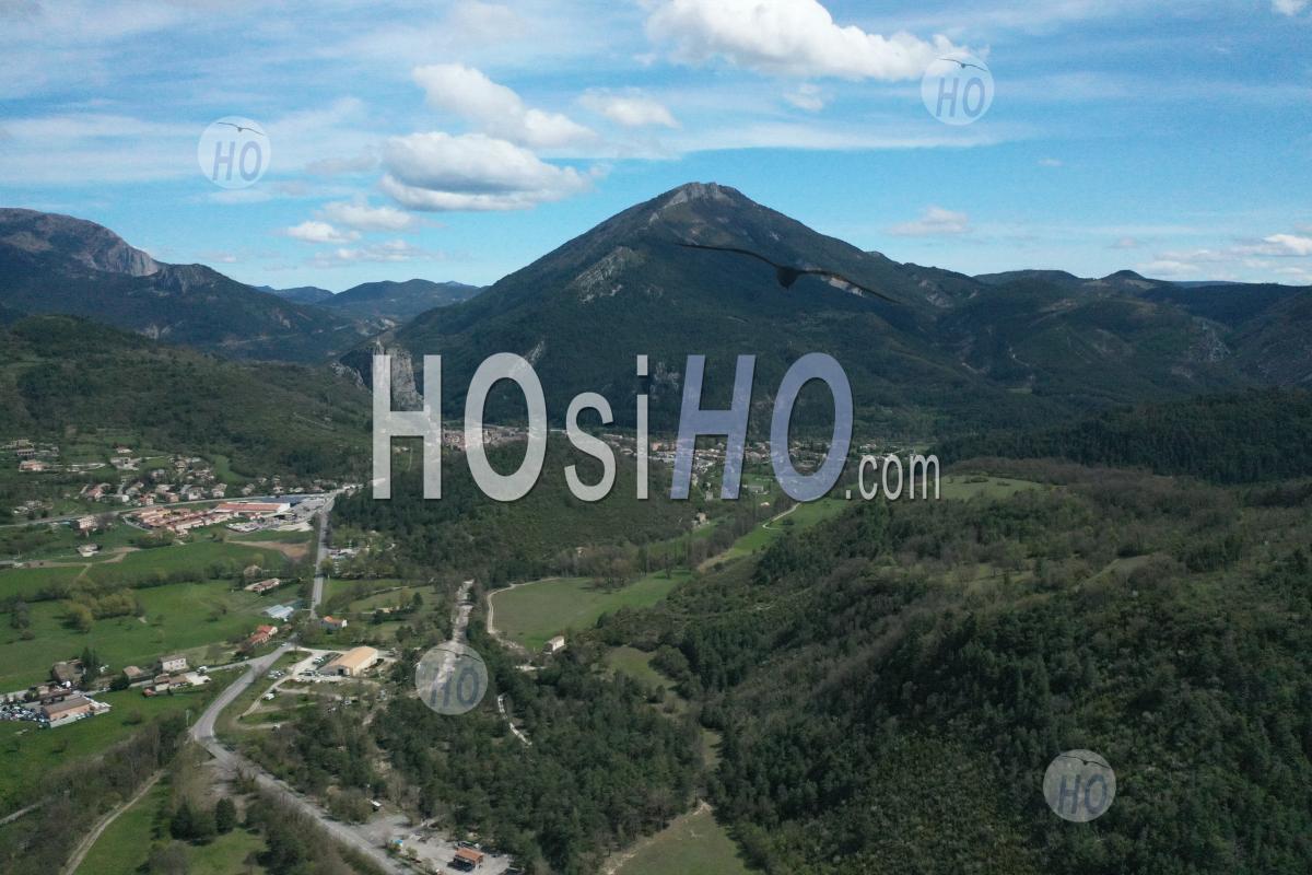 La Ville De Castellane Au Pied Du Site Du Roc Avec La Chapelle Notre-Dame Du Roc Au Sommet, Alpes-De-Haute-Provence, France - Photographie Aérienne