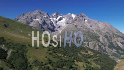 La Chaîne De Montagnes De La Meije (parc National Des Écrins) Depuis Le Col Du Lautaret, Hautes-Alpes, France,  Vidéo Par Drone
