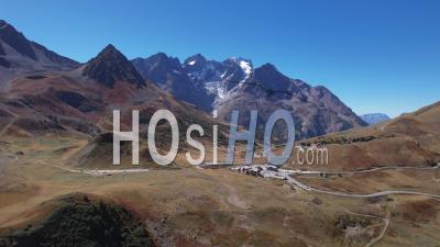 Col Du Lautaret Et La Chaîne De Montagnes De La Meije (parc National Des Écrins) En Automne, Hautes-Alpes, France- Video Par Drone