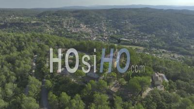 Église Notre-Dame-Des-Grâces Dans Le Village De Cotignac, Provence, France - Vidéo Par Drone