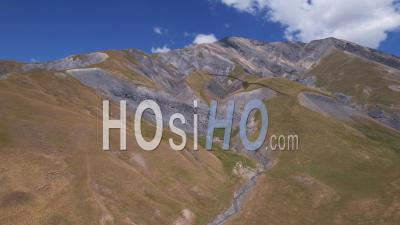 Le Pic Du Mas De La Grave Dans La Vallée Du Gâ Torrent, Hautes-Alpes, France- Vidéo Par Drone