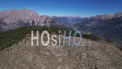 Le Sommet De La Montagne Les Têtes Et La Vallée De La Durance En Arrière-Plan, Hautes-Alpes, France- Vidéo Par Drone