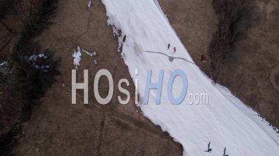  Piste De Ski De Neige Artificielle Près De La Ville De Briançon (serre Chevalier Resort), Hautes-Alpes, France, Vidéo Par Drone