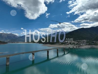 Le Lac De Serre-Ponçon Et Le Pont De Savines-Le-Lac, Hautes-Alpes, France - Photographie Aérienne