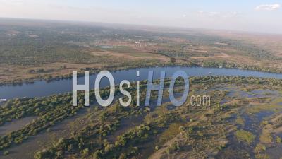 Vue Aérienne Des Chutes Victoria Sur Le Fleuve Zambèze -Vidéo Par Hélicoptère