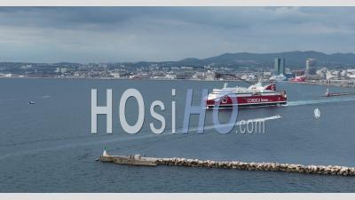 Marseille, Zone Euro-Méditerranéenne, Digue, Départ D'un Cargo Corse Ferry Dans Le Grand Port Maritime De Marseille Depuis Le Phare De Sainte Marie - Vidéo Par Drone