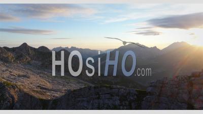 Sommet De La Montagne Et Cabane Au Lever Du Soleil - Vidéo Drone