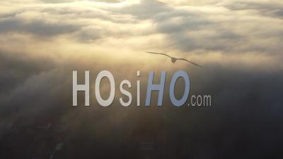 Vue Aérienne Du Lever Du Soleil Au-Dessus Des Nuages En Hiver à Moissac, France - Vidéo Drone