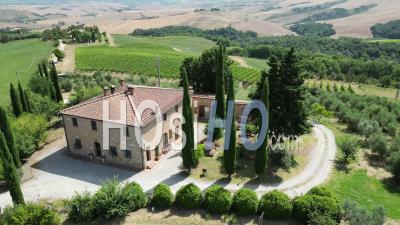 Belle Cour De Campagne En Toscane Entourée De Champs Typiques De Toscane En Italie - Vidéo Drone