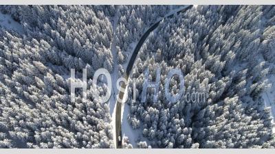 Images Aériennes De Voitures Sur Une Route à Travers Un Paysage Couvert De Neige - Vidéo Par Drone