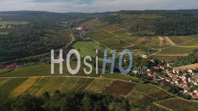 Vignoble Et Ville De Saint Aubin Aux Couleurs Automnales En Bourgogne, France - Vidéo Par Drone
