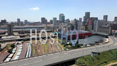 Pont Reine Elizabeth Et Rue Biccard Avec Park Station Et Centre-Ville De Johannesburg En Arrière-Plan - Vidéo Par Drone