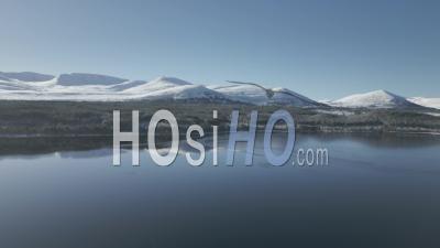 Loch Morlich Et Ses Environs Couverts De Neige, Highlands, Écosse - Vidéo Par Drone