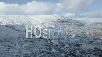 Montagnes Enneigées Pendant L'hiver Sous L'ombre Pommelée Dans Les Highlands Écossais - Vidéo Par Drone