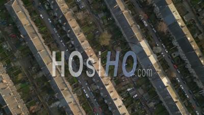 Immeubles D'habitation Dans Le Sud De Glasgow Et L'étang Aux Canards De Queens Park Au Printemps - Vidéo Par Drone