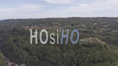 Survol De Domme - Vue De Domme Et De Son Éperon Rocheux - Vidéo Aérienne Par Drone
