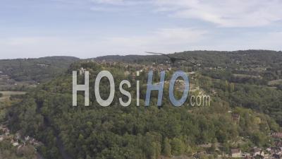 Survol De Domme - Vue De Domme Et De Son Éperon Rocheux - Vidéo Aérienne Par Drone