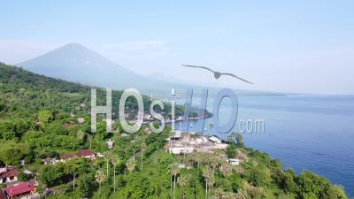 Prise De Vue Aérienne D'une Baie Avec Vue Sur Un Volcan à L'est De Bali - Vidéo Aérienne Par Drone