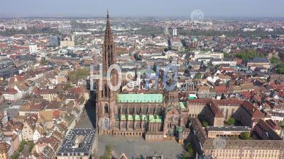 Strasbourg Pendant Le Confinement En Raison De Covid-19 - Cathedrale -  Photo De Drone